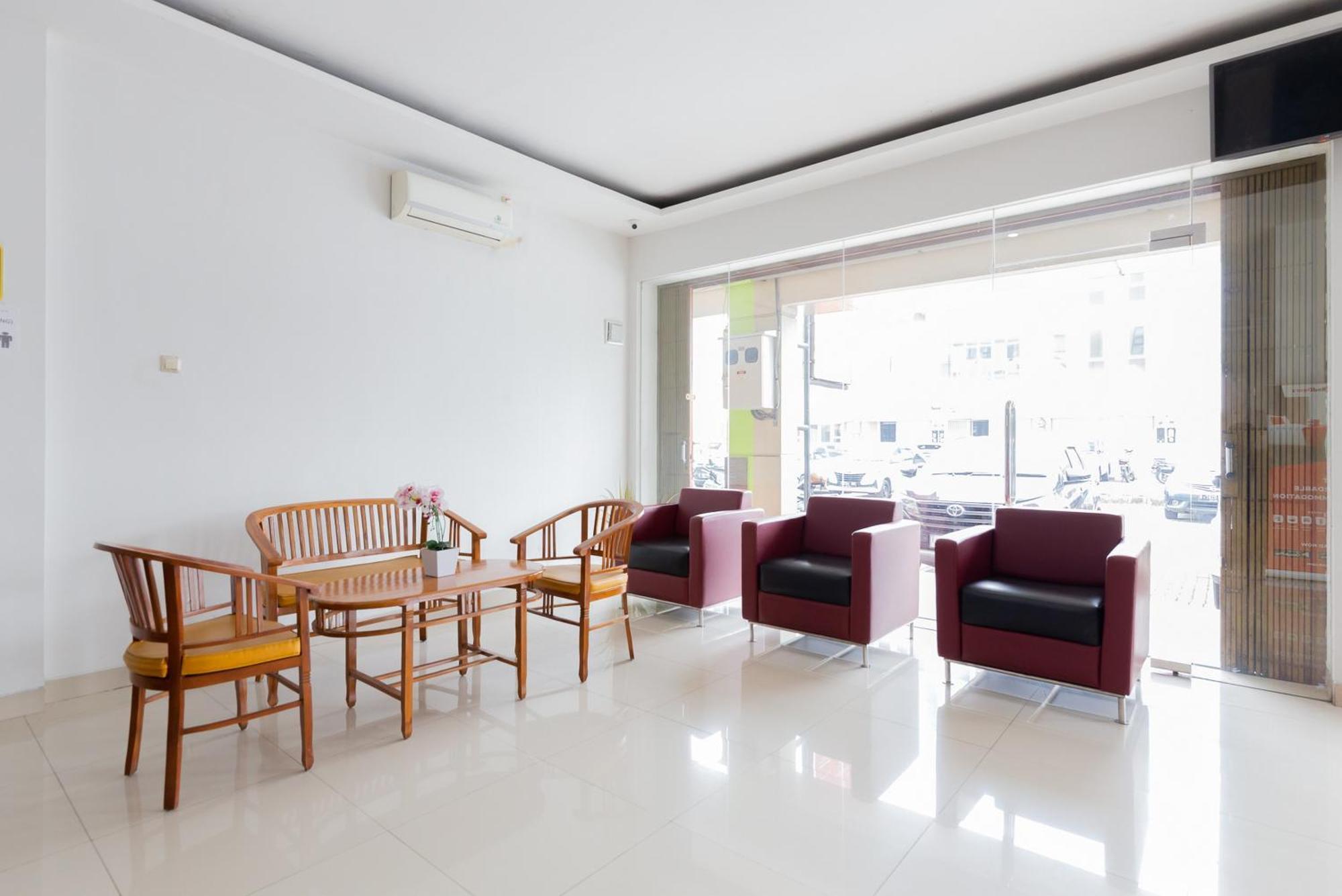 Hotel Reddoorz Plus Near Living Plaza Jababeka à Cikarang Extérieur photo