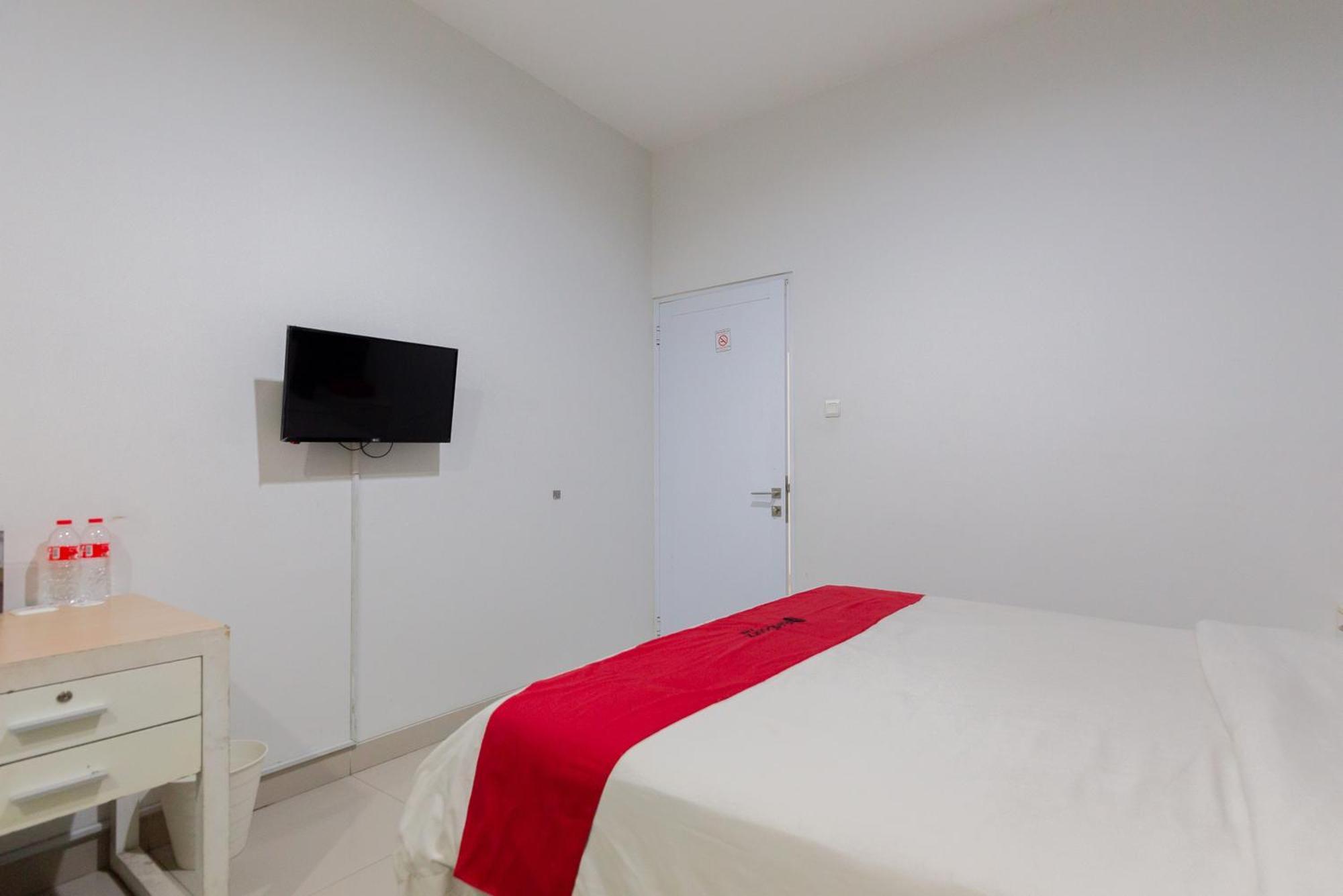 Hotel Reddoorz Plus Near Living Plaza Jababeka à Cikarang Extérieur photo