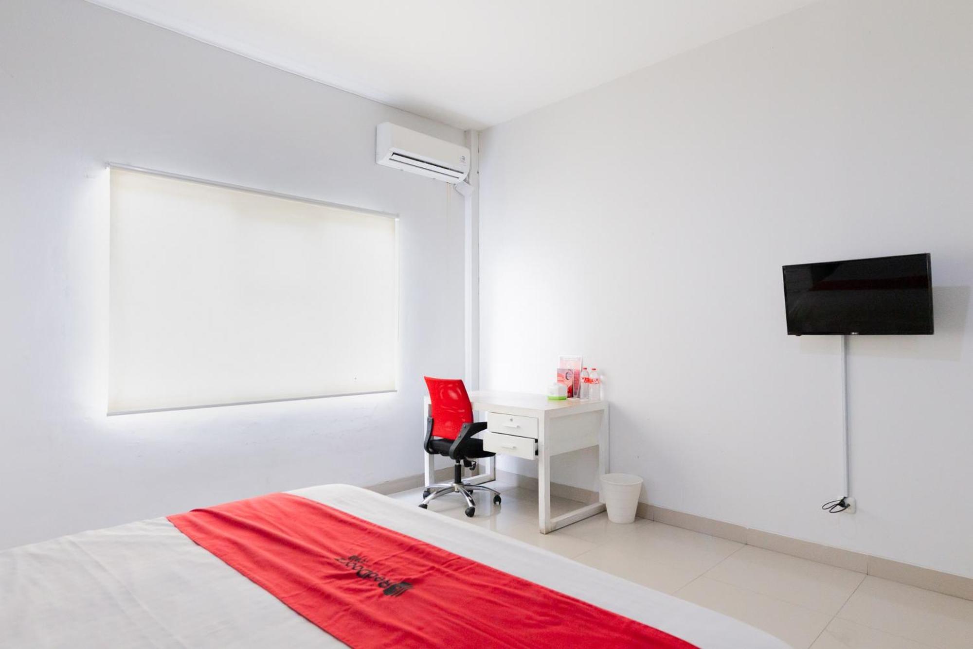 Hotel Reddoorz Plus Near Living Plaza Jababeka à Cikarang Extérieur photo