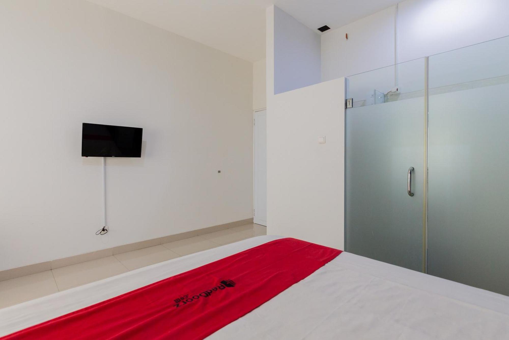 Hotel Reddoorz Plus Near Living Plaza Jababeka à Cikarang Extérieur photo