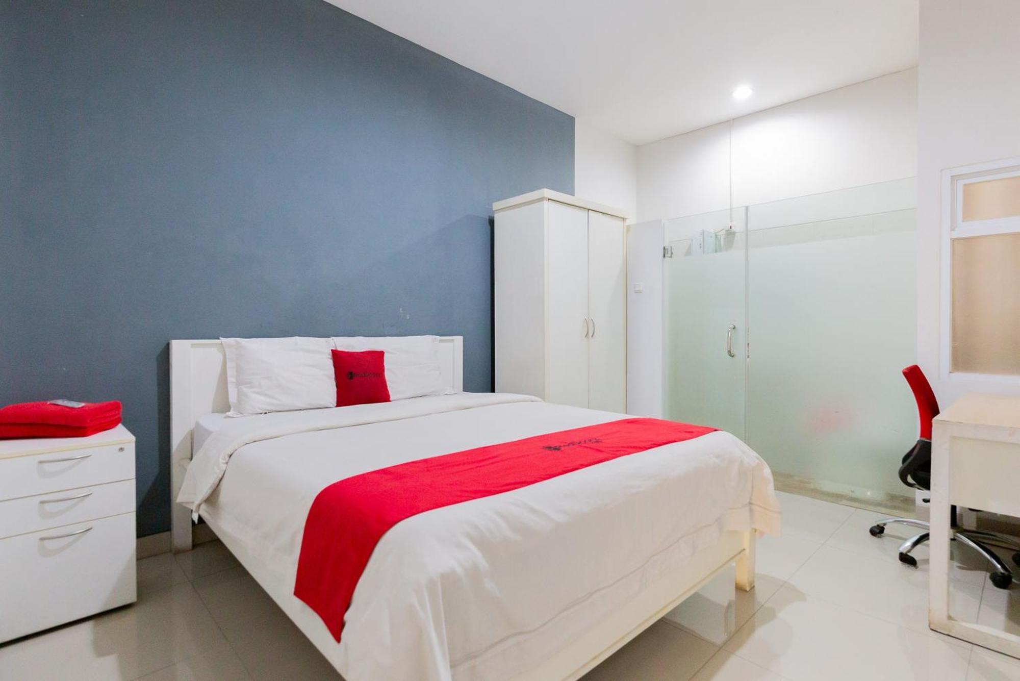 Hotel Reddoorz Plus Near Living Plaza Jababeka à Cikarang Extérieur photo