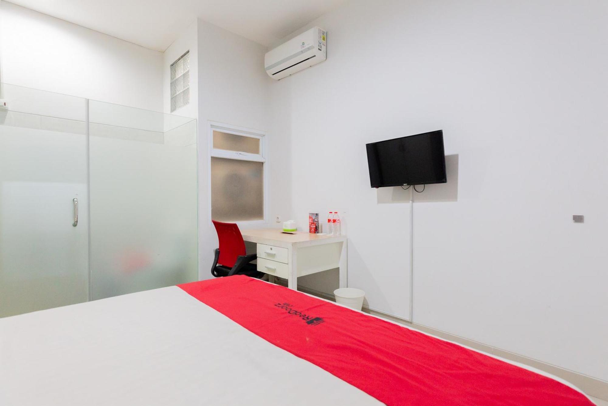 Hotel Reddoorz Plus Near Living Plaza Jababeka à Cikarang Extérieur photo