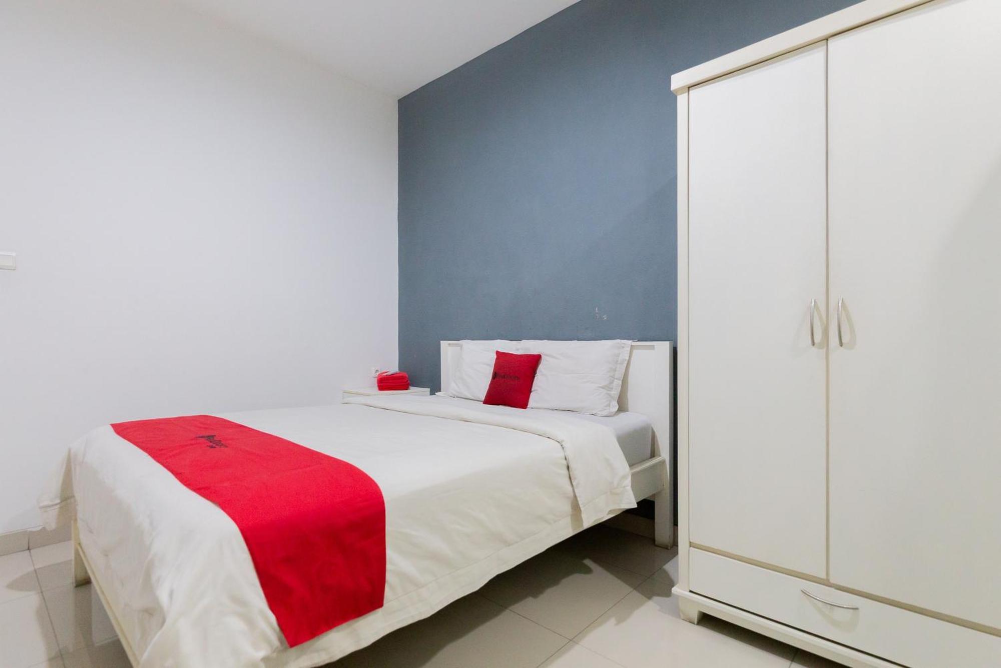 Hotel Reddoorz Plus Near Living Plaza Jababeka à Cikarang Extérieur photo